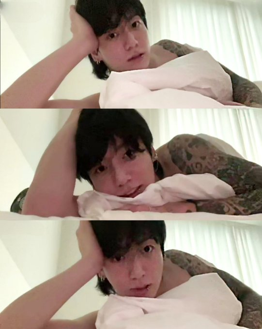 jeon_vantella's tweet photo. 🌟–– Nuevo en Live en Weverse de #JUNGKOOK 

Titulo: ??

🐰: ¡Vaya Jimin!
🐰: ¿Qué haces sin dormir?
🐰: Oh, tienen un Artist Chat.
🐥: Me desperté.
🐰: ¿Dormiste bien? Genial. Voy a dormir ahora.
🐥: Veo que no dormiste.
🐰: *cantando* Buenos días, estoy viendo sus comentarios+ https://t.co/HsfbCPchRa