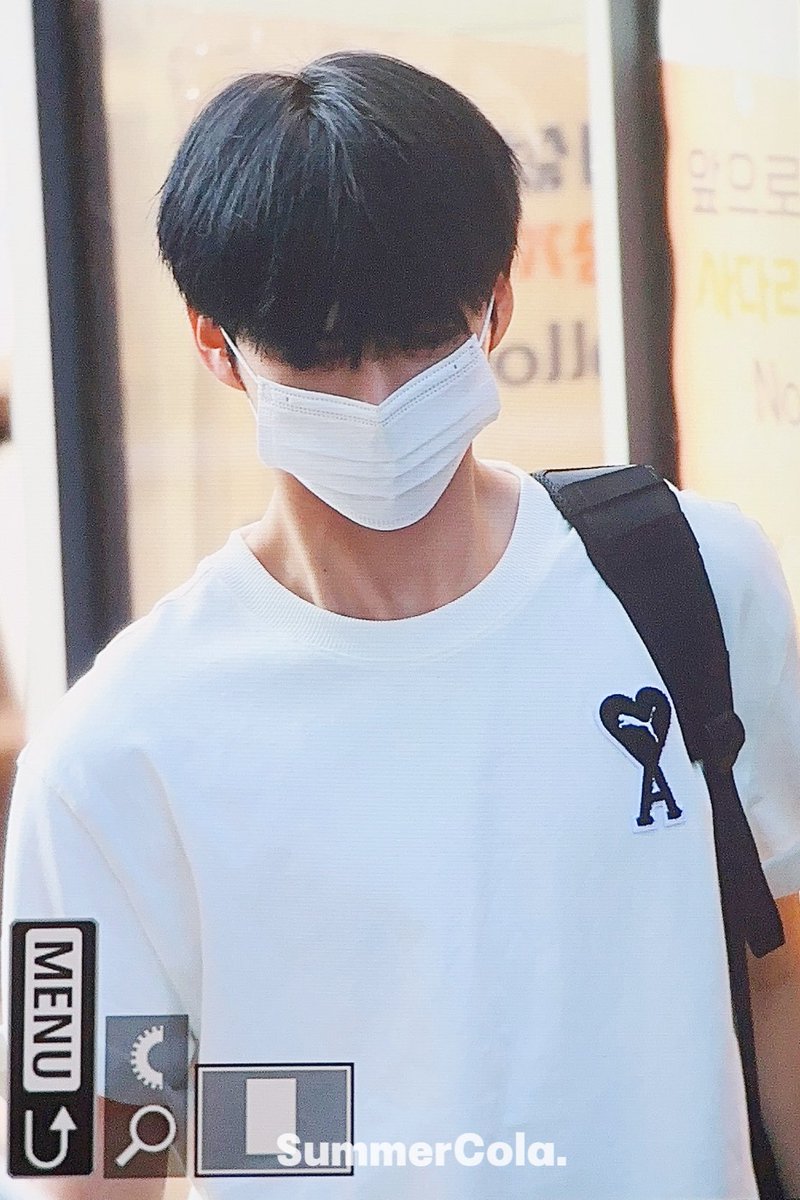 SummerCola0607's tweet photo. 230728 뮤직뱅크 출근 

#ZB1 #ZEROBASEONE #성한빈 #SUNGHANBIN  #ソンハンビン https://t.co/SzxBAsZvZU