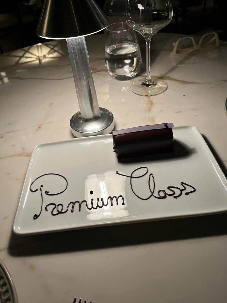 El domingo 30 julio entrevisto en mi programa “Premium Class” al Gerente del parque SENDAVIVA, Rubén Gonzalez con las novedades que ofrecen por el 20 Aniversario del parque de naturaleza. En la foto dulce detalle del Hotel Mandarin Oriental Ritz a mi programa