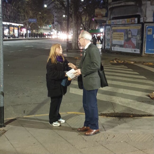 Airescomuna15's tweet photo. Seguimos acercando las propuestas de Unión por la Ciudad a las y los vecinos.

Una Ciudad humana, justa y ordenada es posible, #SomosLaAlternativa 🇦🇷☀️

@salomon_gaby 
@ceciliaseguraok 
@AiresCaba 
@SantoroLeandro 
@SergioMassa https://t.co/8nhQvMfoAl
