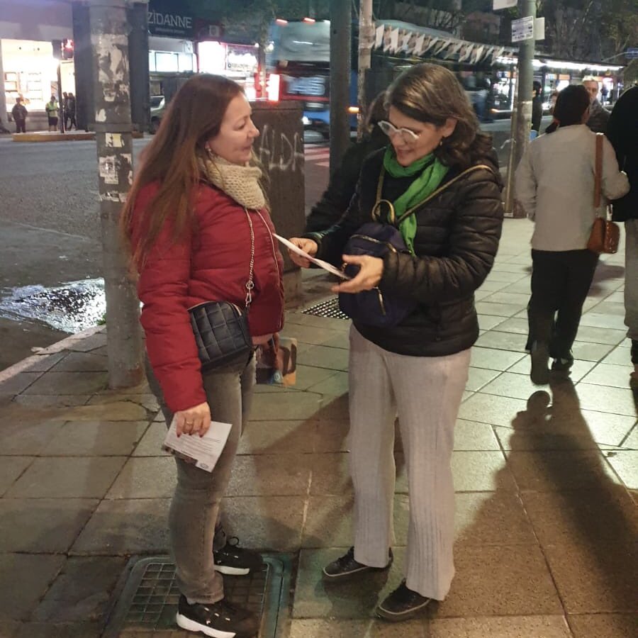 Airescomuna15's tweet photo. Seguimos acercando las propuestas de Unión por la Ciudad a las y los vecinos.

Una Ciudad humana, justa y ordenada es posible, #SomosLaAlternativa 🇦🇷☀️

@salomon_gaby 
@ceciliaseguraok 
@AiresCaba 
@SantoroLeandro 
@SergioMassa https://t.co/8nhQvMfoAl
