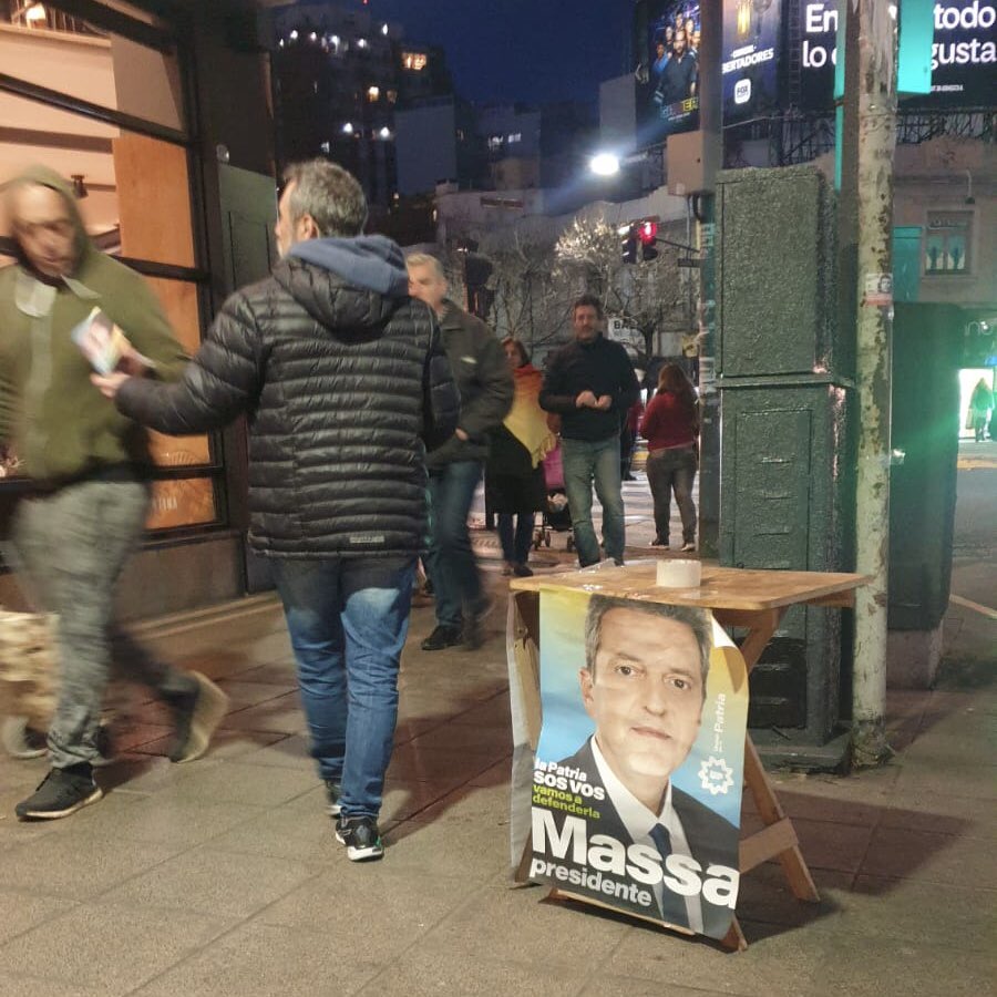 Airescomuna15's tweet photo. Seguimos acercando las propuestas de Unión por la Ciudad a las y los vecinos.

Una Ciudad humana, justa y ordenada es posible, #SomosLaAlternativa 🇦🇷☀️

@salomon_gaby 
@ceciliaseguraok 
@AiresCaba 
@SantoroLeandro 
@SergioMassa https://t.co/8nhQvMfoAl