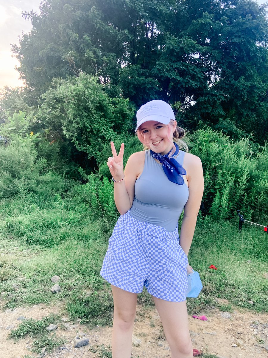 becky 🌻 tweet media