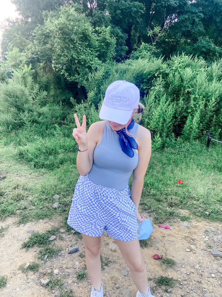 becky 🌻 tweet media