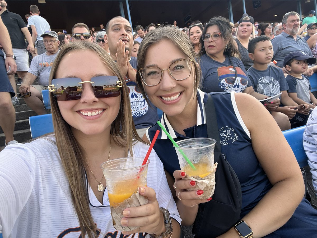 brookestatema's tweet photo. Sister date 💛 #shareyoursizzle @wmwhitecaps https://t.co/qC3Ie7FGg0