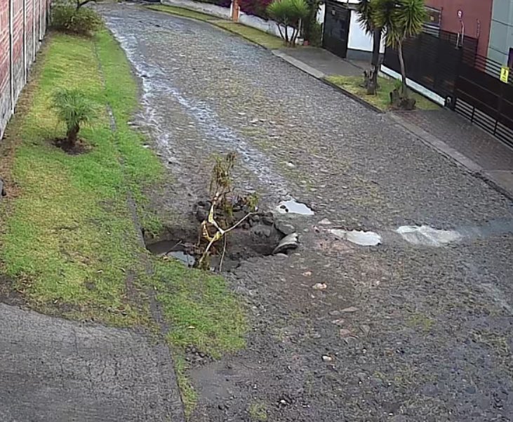 Susanasjh's tweet photo. @aguadequito @MunicipioQuito @ambientequito @zonalesquito @zonaeloyalfaro @ZonalmSaenz @ZonalEspejo @zonaltumbaco @zonalcalderon @zonalamariscal @zona_loschillos @zona_ladelicia @zonalquitumbe Después espere mínimo un mes para que arreglen y solo vienen si salen en el canal 4  quejándose !  Aaaaaa y les dejan hueco en la calle  para que se siga dañando y no pueda ingresar al domicilio https://t.co/Mc3BlE62Z9