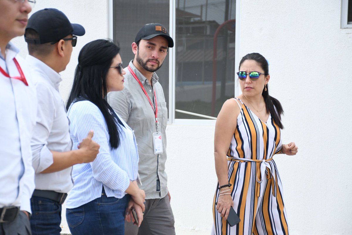 GoberElOro's tweet photo. La gobernadora @mercedesserrano junto a funcionarios de @ViviendaEc y @PlanificacionEc recorrieron el Plan Habitacional #CasaParaTodos en #SantaRosa. Son 120 viviendas inclusivas que benefician a 480 ciudadanos 👨👩👧👦. (1/3)
#NuestroTrabajoContinúa
@LassoGuillermo
@henrycucalon https://t.co/KipXZf6arn