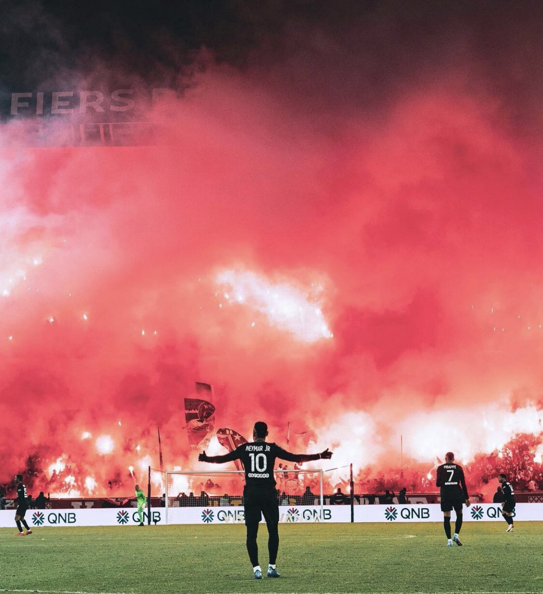 liberta___depre's tweet photo. Neymar estabeleceu um novo objetivo pessoal no PSG nessa temporada: se tornar pela primeira vez o melhor jogador do mundo. Neymar está focado como nunca antes para conseguir realizar esse objetivo. E conta com o apoio total do treinador Luis Enrique. 

Via: Le Parisien

📸: Reuters