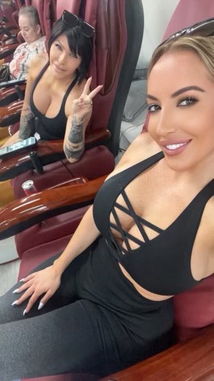 Every 2 weeks @ClubShayFox and I have our nail dates and get pampered while we solve the problems of<a class="tags" href="/tag/clubshayfox">@clubshayfox</a><a href="/tag/billsmafia"class="tags"><span>#billsmafia</span></a>