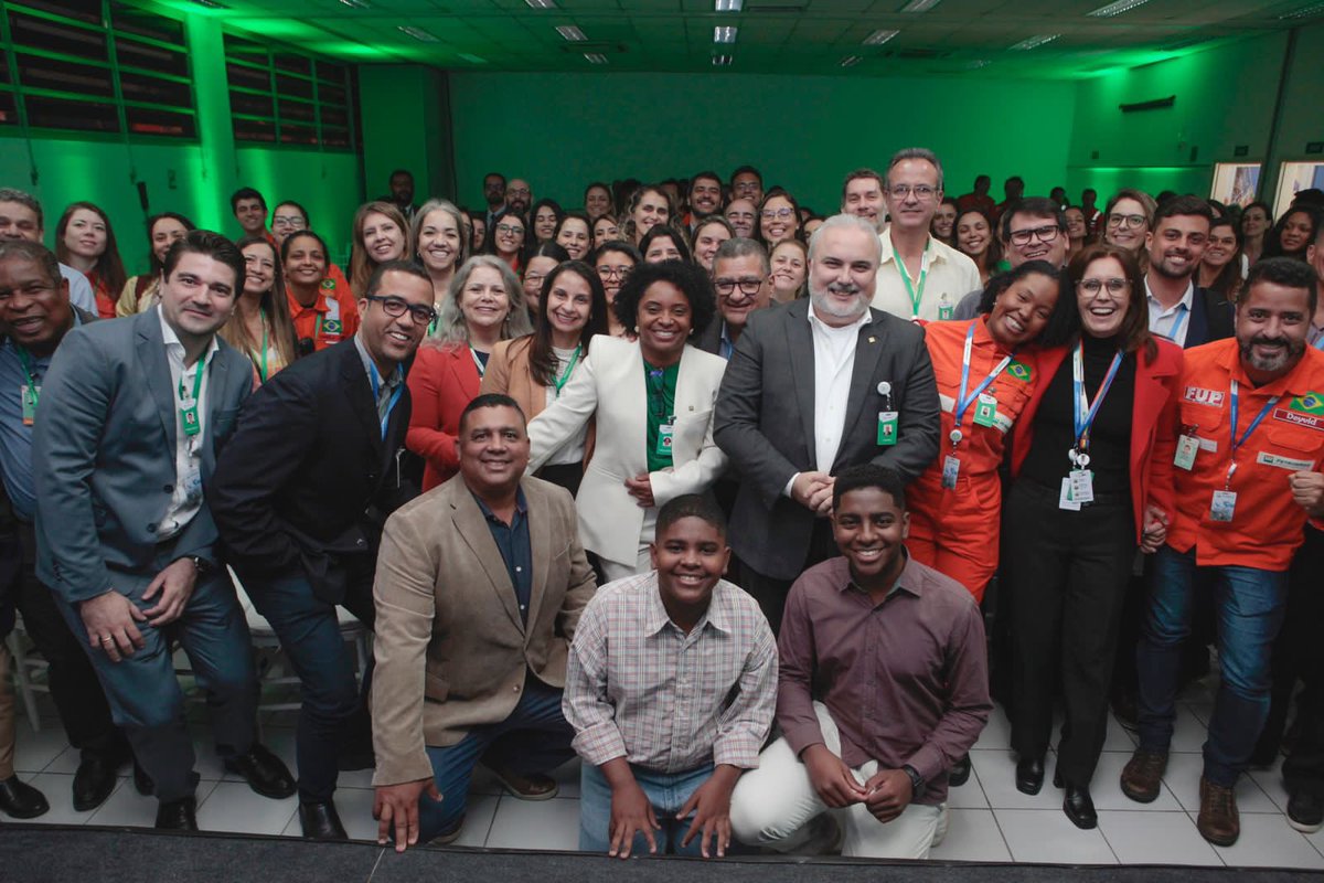 jeanpaulprates's tweet photo. DIA HISTÓRICO! Ontem, celebramos com muito orgulho e emoção a posse da gerente geral da Refinaria Capuava (Recap), Márcia Cristina, primeira mulher negra a ocupar este cargo na história do refino da Petrobras.
[…] https://t.co/FSZSEoe5MH