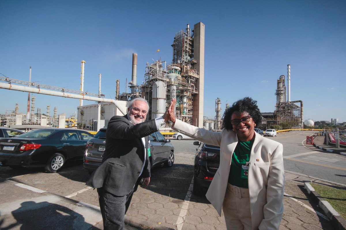 jeanpaulprates's tweet photo. DIA HISTÓRICO! Ontem, celebramos com muito orgulho e emoção a posse da gerente geral da Refinaria Capuava (Recap), Márcia Cristina, primeira mulher negra a ocupar este cargo na história do refino da Petrobras.
[…] https://t.co/FSZSEoe5MH