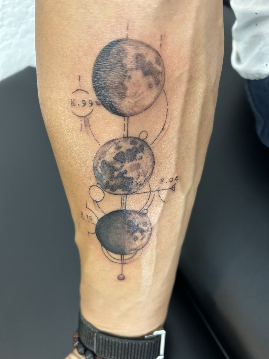 ManglioRodas's tweet photo. La luna tiene un efecto impresionante sobre nosotros, a mi, estas tres lunas, me han dado estas tres razones para TODO! #tomykids https://t.co/TtlAlnL5vk