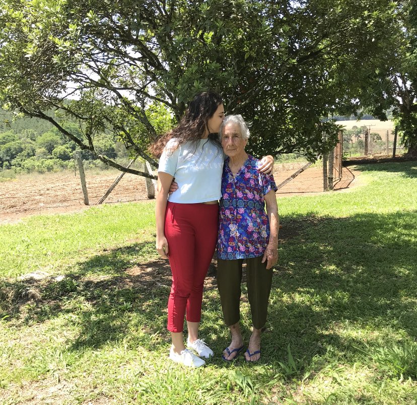 adrianEwithE's tweet photo. uma semana que você se foi e parte do meu mundo de cor e alegria foi junto. hoje começou cair a ficha de que quando eu chegar na casa de número 1992 você não estará lá na me esperando, nem mostrando seu jardim com as flores novas. + https://t.co/3l0r6sebyR