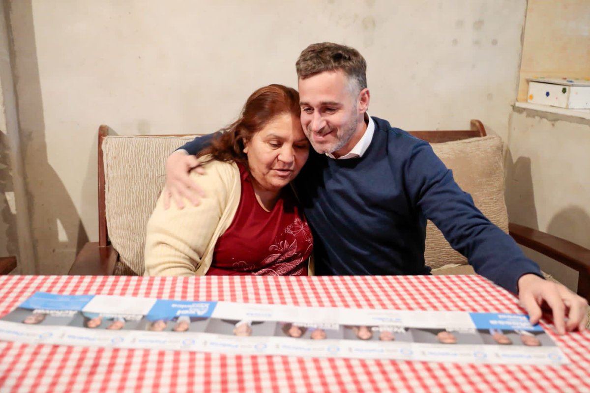 FedericoAchaval's tweet photo. Mirta fue la primera vecina en recibir nuestra boleta ❤️🇦🇷

Ella es una mujer con una fuerza admirable, que abre las puertas de su casa y de su corazón para acompañar a su comunidad. 

La boleta de @unionxlapatria representa a cada vecino y cada vecina que quiere salir adelante y que al igual que Mirta, sueñan con un mejor futuro para todos.

#VamosPorMuchoMás