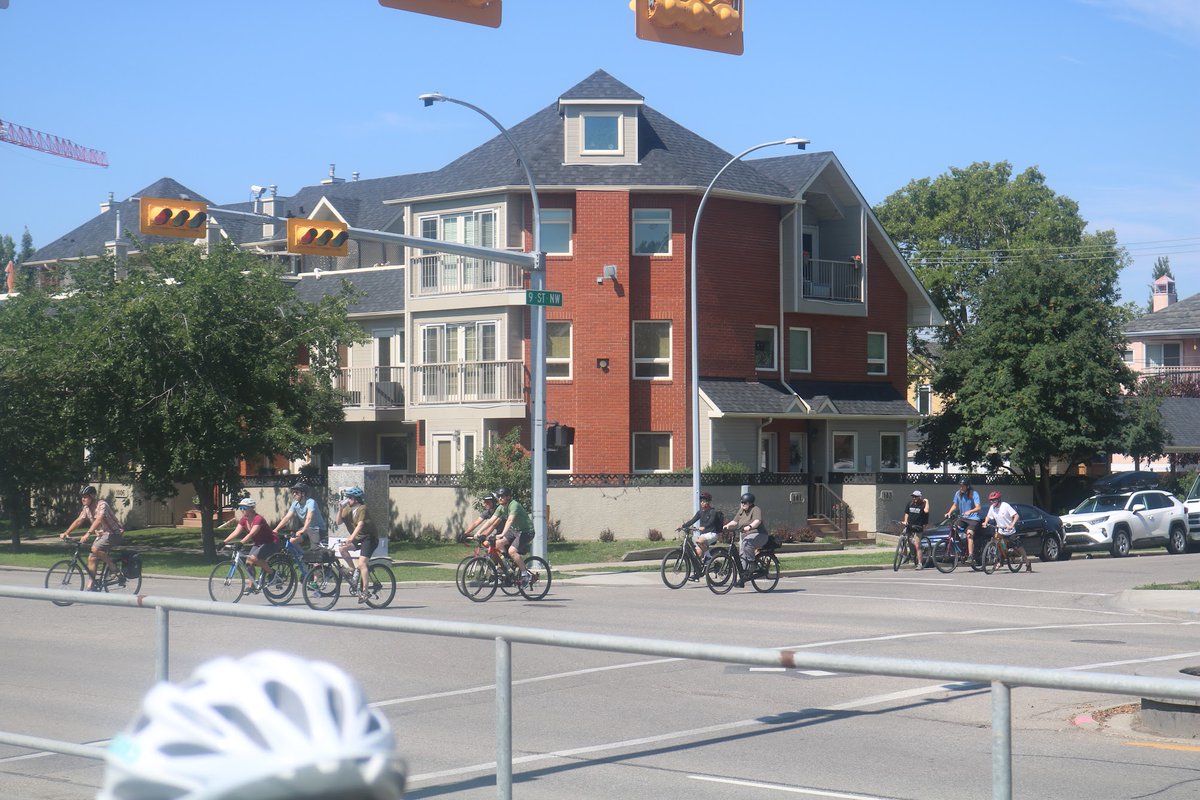 ClimateHubYYC's tweet photo. From #Inglewood to #12thAve to #5thSt to #BowRiverPathway to #PeaceBridge to #BowToBluff to #EastVillage then back to Inglewood, full on bike caravan style. That was #HubAndSpokes this year!
#yycbike #yyc #yyccc https://t.co/GFRani46TI