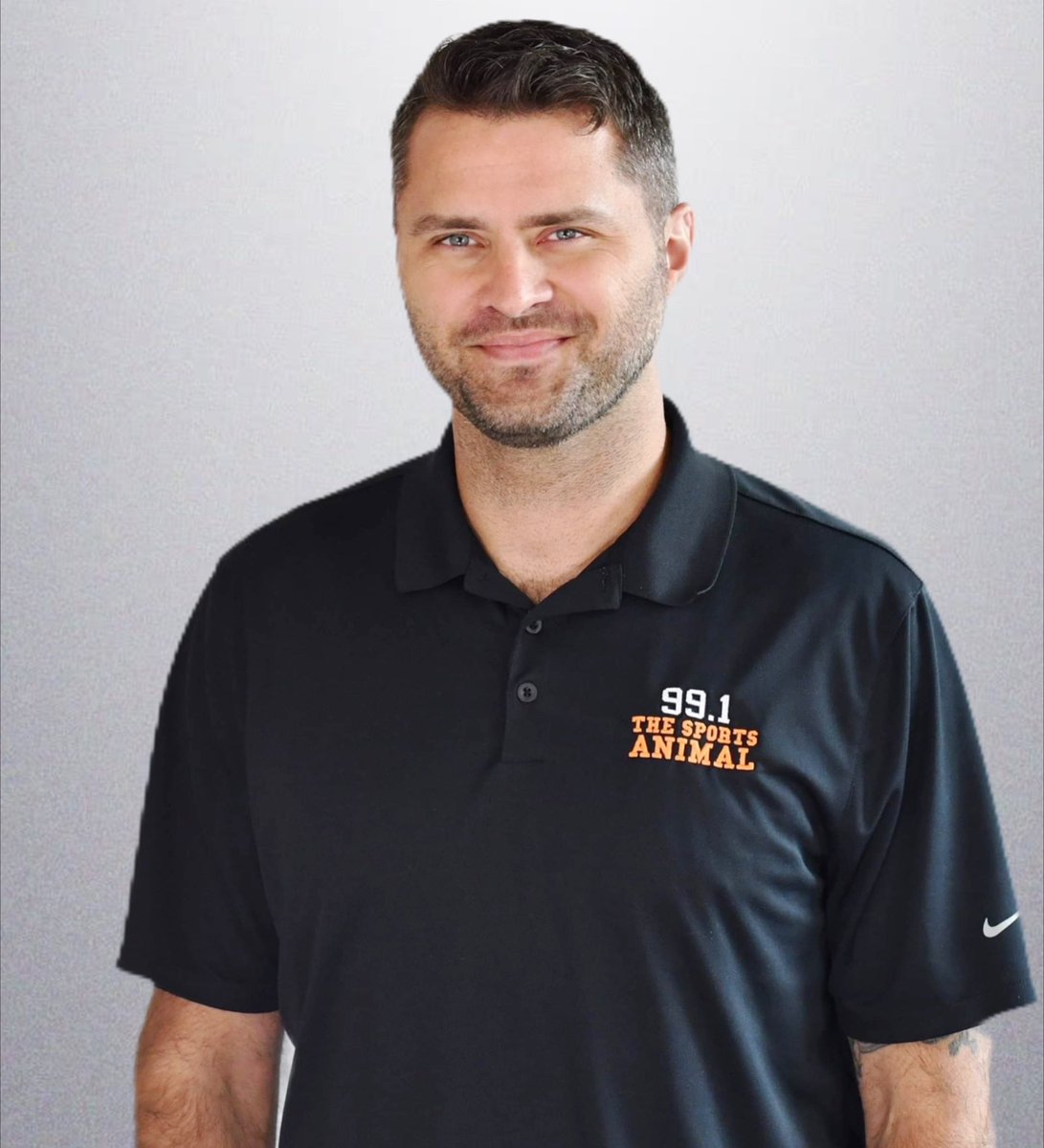 YankeefaninTenn's tweet photo. I think Susan and I succeeded in making Knoxville radio star and former UT QB @ErikAinge3 look pretty good! @susanmariie #Knoxville #WNML @SportsAnimal991 https://t.co/QPYB8Az0uP