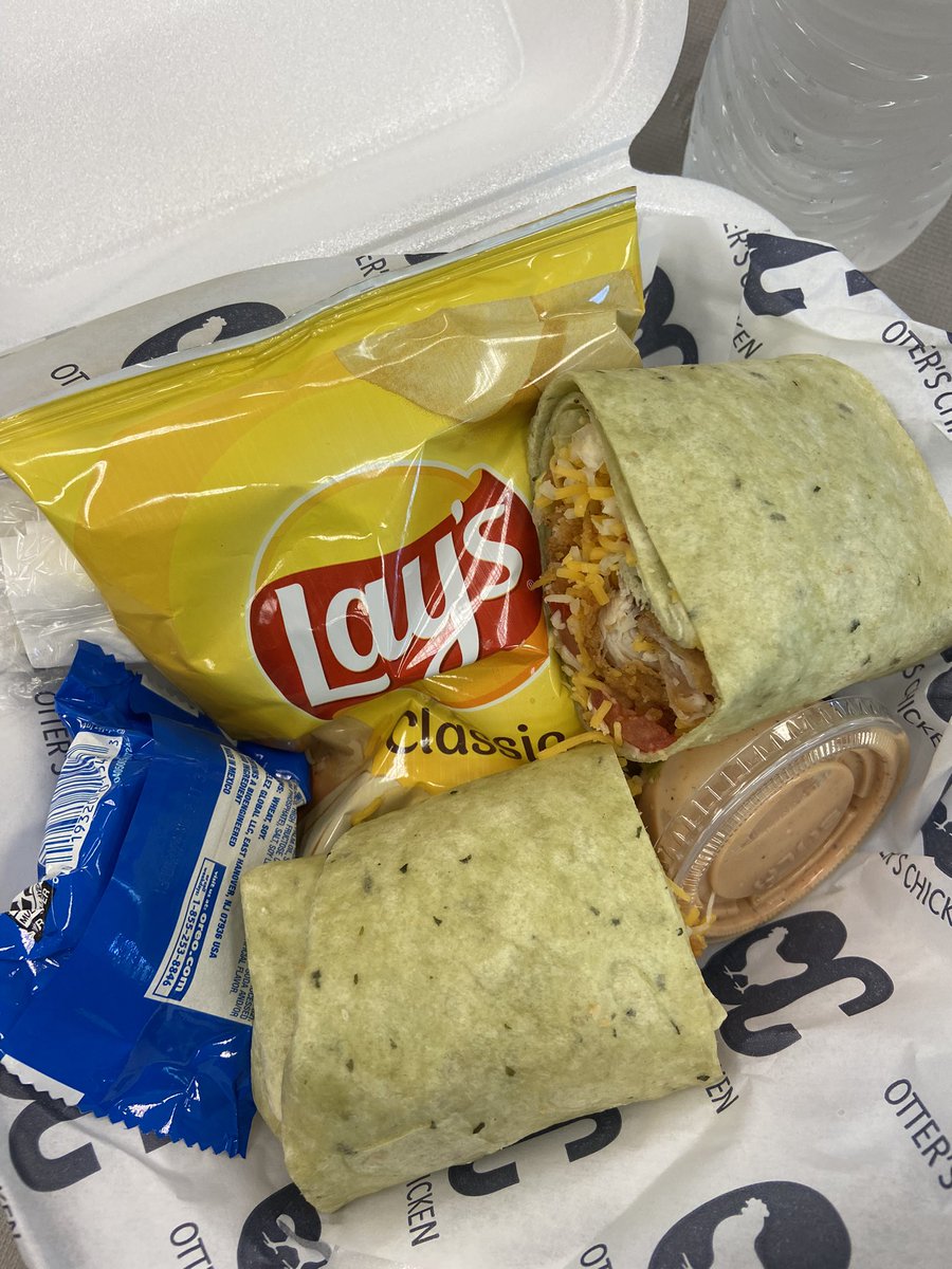 AcworthLiteracy's tweet photo. Another yummy back-to-school lunch. Thank you @PiedmontChurch, @MarlonLongacre , @ikereighard , @GeorgiaCredit , and @otterschicken! We appreciate the continued support! #WeAreAcworth @Team_AcworthES https://t.co/RsPv6inVUH