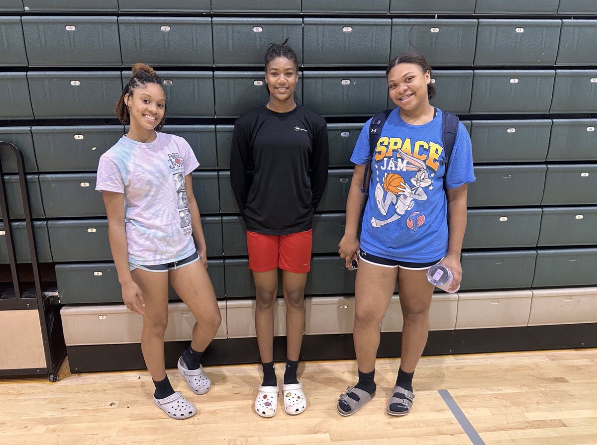 JHSGBB's tweet photo. Shoutout to these ladies for putting up 1000 shots each today!! 🔥🔥🔥 @TrunijahB, @TiaFuller2026 , &amp; @MarquiciaRobert https://t.co/HbaNrHUH2V