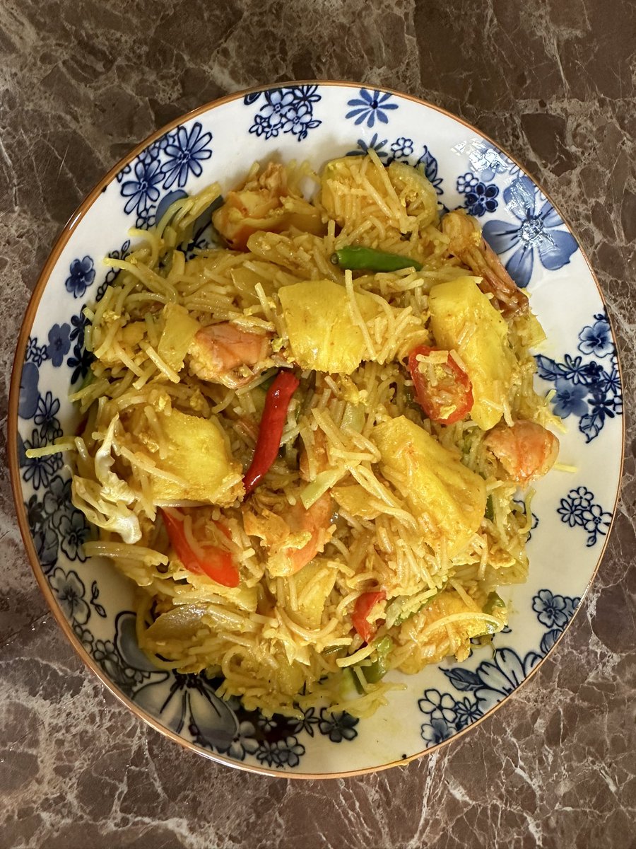 ahmadmaslan's tweet photo. Hobi saya masak. Saya tak main golf, tak hisap rokok, tak memancing, kurang melancong. Cuma masak atau baca buku. 

#MasakSendiri kali ini mihun goreng #NANAS #Pontian👌👍

Resipi + udang, kobis, kacang pnjg, ikan bilis, telur, bawang, halia, lada, sos cili, minyak #sawit, garam. https://t.co/2aQHWEhlHv