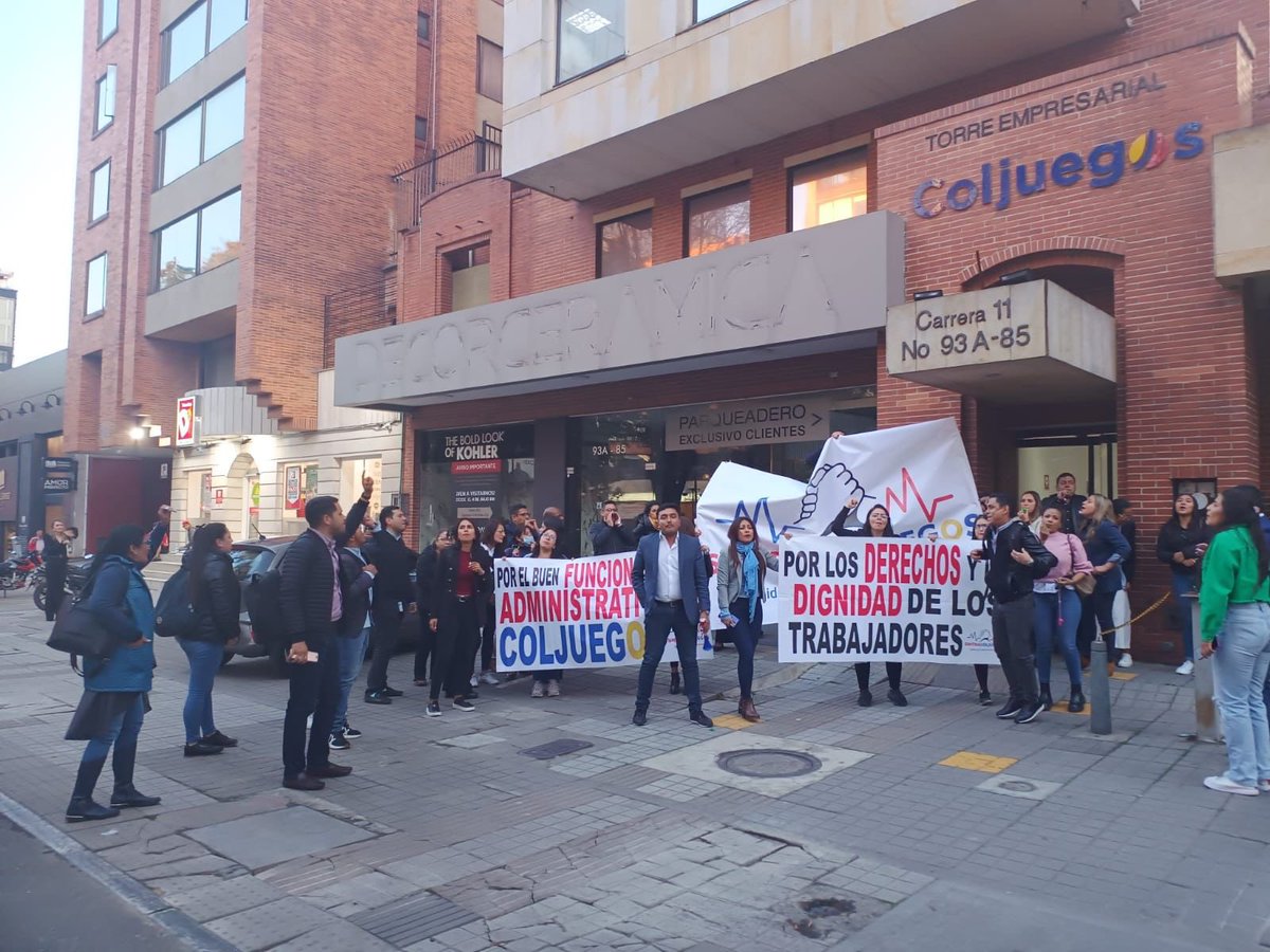 manolitosalazar's tweet photo. Protesta en @ColjuegosCo por despido de un trabajador sindicalizado https://t.co/eOTunJo9LG