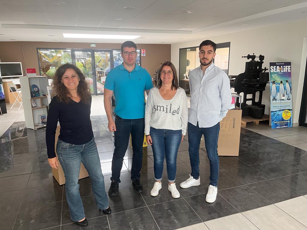 🖨️ Mercredi dernier notre pôle communication-marketing s’est rendu dans les locaux d'ITF Imprimeurs pour effectuer une visite de leurs installations.

🤝 Un moment riche et passionnant vécu en équipe.

#mbpack #design #print #imprimeur #communication #marketing