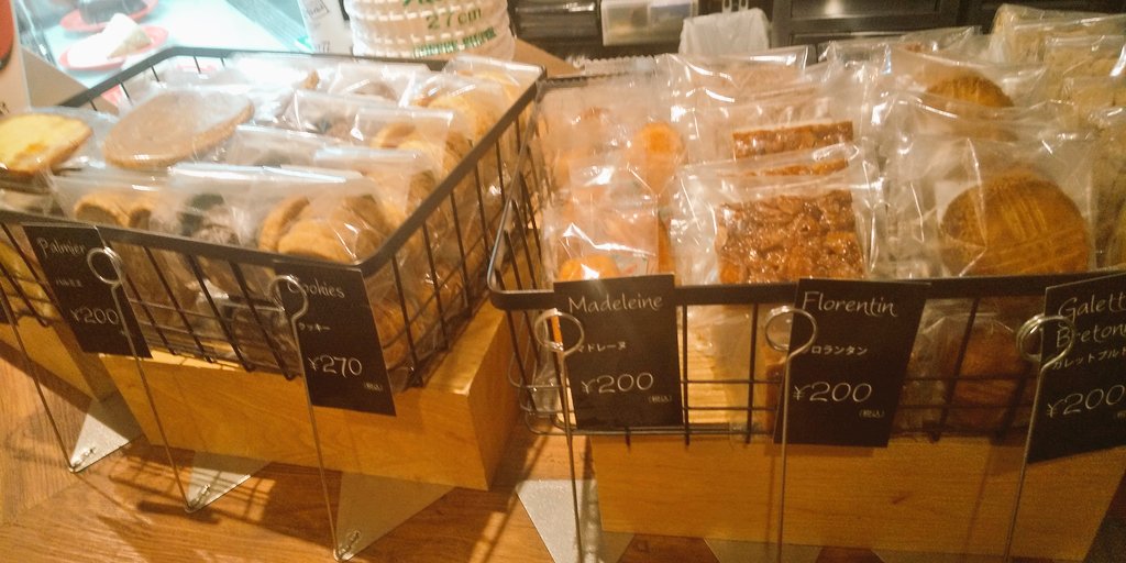 ponponpon2002's tweet photo. レジ前にお菓子が並んでるとちょっとわくわく���る☺️

#カフェ #横浜駅 #dropcoffee https://t.co/kDPOHeDcr2
