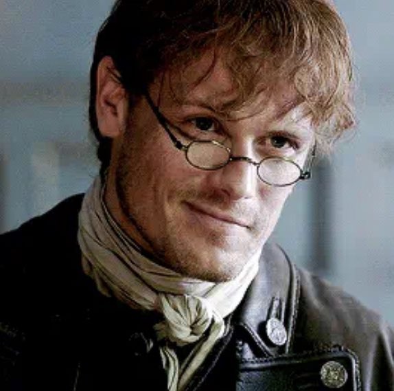 4b0ysandaqueen's tweet image. #TheFrasers in spectacles 🤓 
But why did she even stop using them? 🤔🤔
Did she switch to contacts when she went back to the 18th century? #Outlander