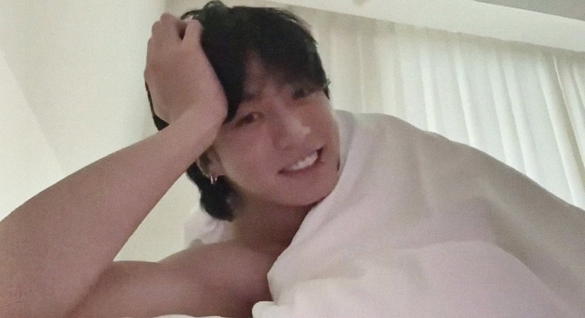 kookpiics's tweet photo. i love him so much ♡ https://t.co/Vqy4yC5AdA