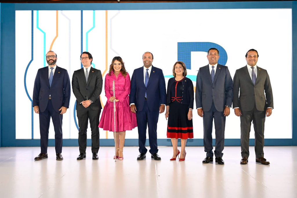 spereyrarojas's tweet photo. ¡Hoy hacemos historia con el lanzamiento de la primera tarjeta táctil en todo el Caribe!

De la mano de nuestro aliado Mastercard, esta nueva tarjeta Banreservas otorgará autonomía financiera a las personas con discapacidad visual, al poder diferenciar el plástico de manera segura.

Esta iniciativa se suma a las acciones que venimos implementando en #Banreservas para ser cada vez más inclusivos y ofrecer un trato igualitario a todos, sin distinción, para que puedan acceder al mercado financiero de forma autónoma, segura y acorde a los estándares de calidad que nos caracterizan como institución.

En #ElBancoDeTodosLosDominicanos tenemos como prioridad continuar promoviendo la inclusión financiera para personas con cualquier tipo de discapacidad.