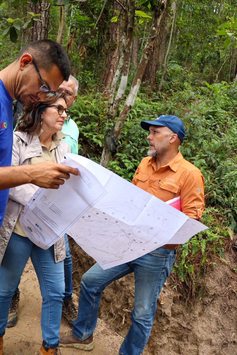 JacquelinePSUV's tweet photo. Aquí estamos con autoridades de la #USB junto a @MVzlaBella
Revisamos trabajos de recuperación @campusb con tema vital del agua potable.Cambiamos tubería del pozo perforado de la Universidad. Avanzamos como un gran equipo con #PlanUniversidadesBellas ❤️
@NicolasMaduro
#MaduroSiVa https://t.co/9kayLiouud