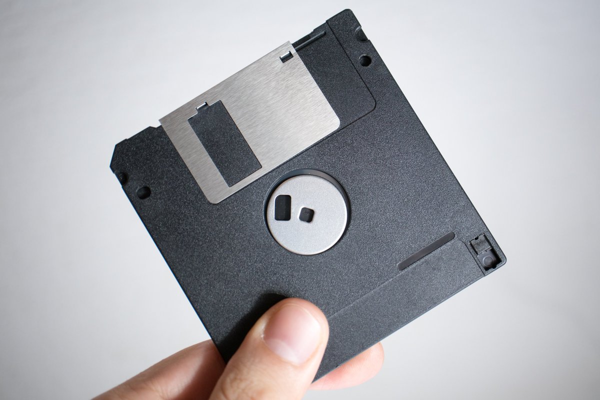 Samir_Grover's tweet photo. 1. For Ontario there was this system called OMSAS. It's the same #OMSAS as now.
Except this was before the internet was used for stuff like this.
So no website. It was a program on a floppy disk. You called OUAC or you wrote them a letter (!!) and they sent it to you. https://t.co/Xjzn9FLD4T