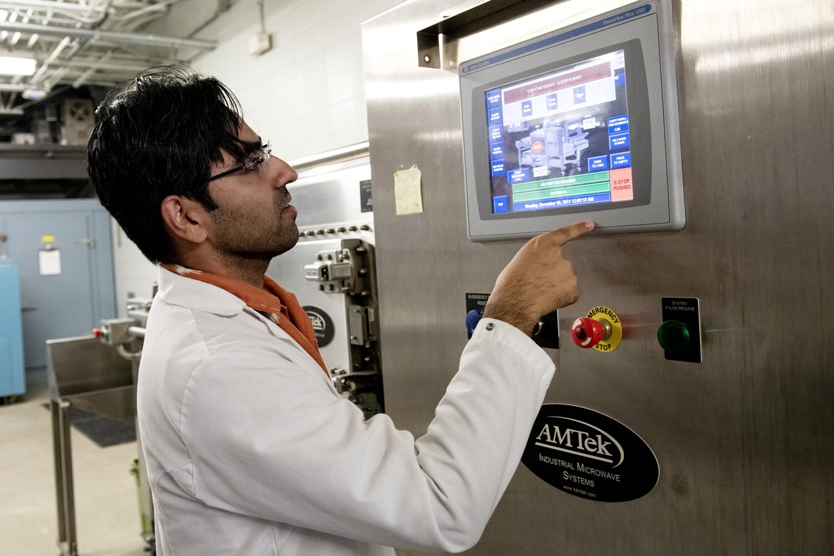 ArkAgResearch's tweet photo. Arkansas Ag Experiment Station research shows beer made with microwave-dried rice is no different than air-dried rice. https://t.co/KMOjy2f554 @AginArk  @arkansas_rice @AgisAmerica #SouthernAgResearch https://t.co/RmA5h2W1hw
