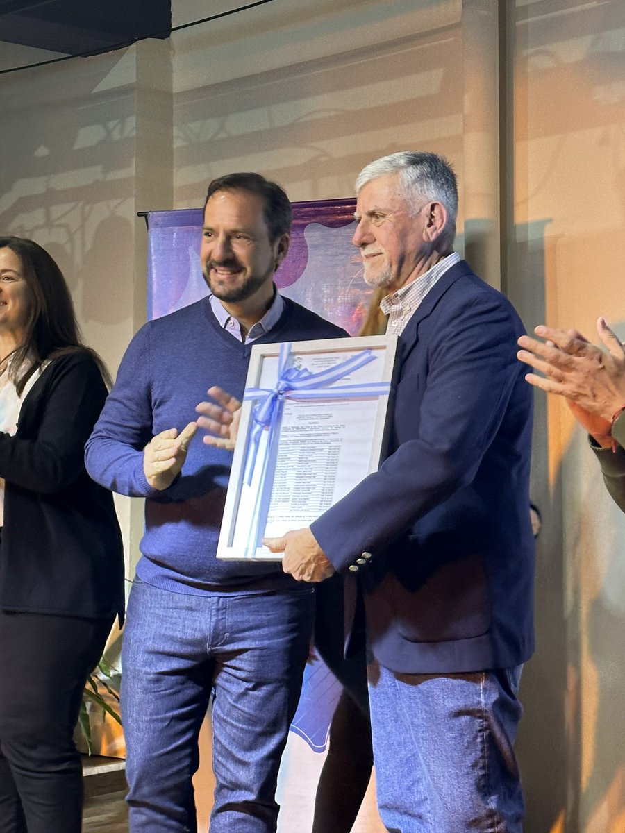 LopezFeybli's tweet photo. Junto a más de 60 colegas participamos del evento más importante de historia inmobiliaria del Pdo de Escobar donde el Int. @ArielSujarchuk entregó el reconocimiento como Entidad de Bien Público a @martillerosescobar ⁣Una noche con muchas emociones y novedades para nuestro sector https://t.co/MqBRAOwIY4