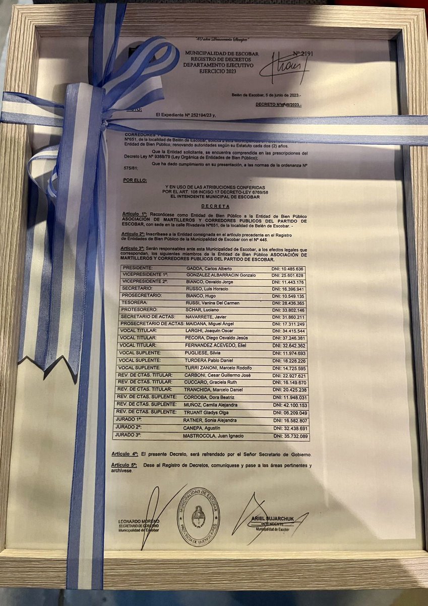 LopezFeybli's tweet photo. Junto a más de 60 colegas participamos del evento más importante de historia inmobiliaria del Pdo de Escobar donde el Int. @ArielSujarchuk entregó el reconocimiento como Entidad de Bien Público a @martillerosescobar ⁣Una noche con muchas emociones y novedades para nuestro sector https://t.co/MqBRAOwIY4