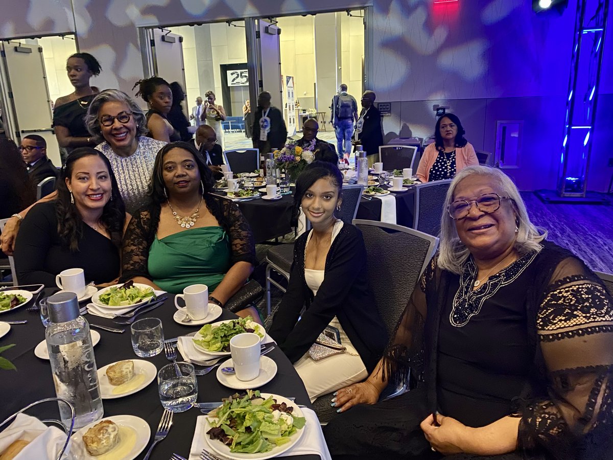 noblenatl's tweet photo. #NOBLE47 spent our final evening in Cleveland, OH, at the Annual Awards Banquet and Installation of New Executive Board, with a special keynote address by Ronald Davis, Director of the U.S. Marshals Service. https://t.co/869ms3DauX