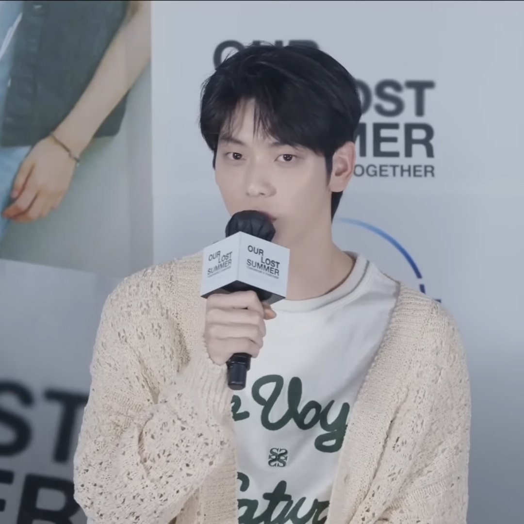 eee_ong_ii's tweet image. 230726 TXT 수빈
&amp;lt;YOUTUBE_Disney Plus Korea 공식채널&amp;gt;
브랜드: 세터 (SATUR)
제품: Satur Logo Voyage T-Shirts - Pine Green

satur.co.kr/product/satur-…

#투바투 #투바투패션 #투바투수빈 #수빈패션 #아이돌패션 #SATUR #TXT