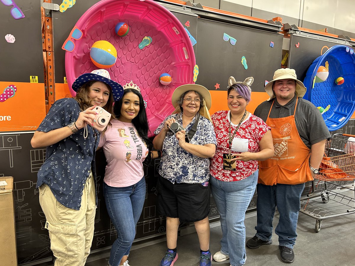 Clarissa_W95's tweet photo. Tacky Tourist day here at #6630 🧡🧡🧡 https://t.co/0S2d2IjO10