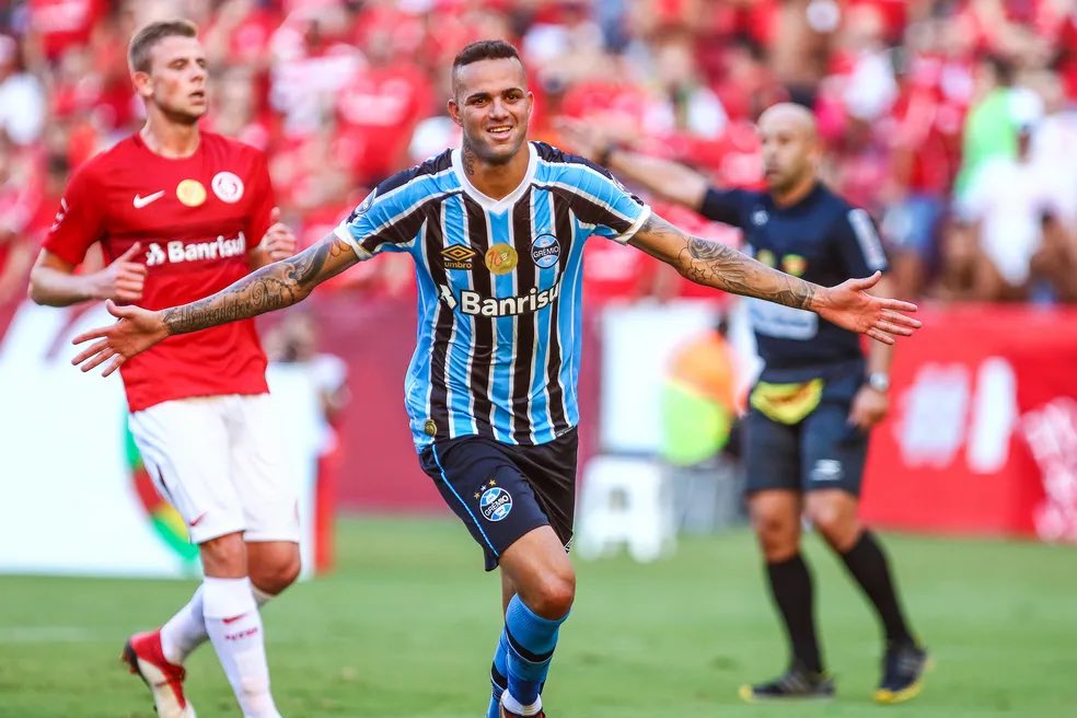 ColpoLucao's tweet photo. Luan chegou não faz 12 horas e já tem foto dele fudendo gente em Porto Alegre!

Não adianta! Esse cara é so sacanagem! https://t.co/AmpKBTWw1j