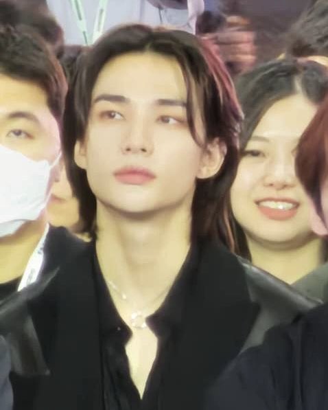 hyunesz's tweet photo. 턱밑각이랑 올블랙에 까르띠에목걸이 포인트가 너무 아름다움 https://t.co/sgE4QlSTWo