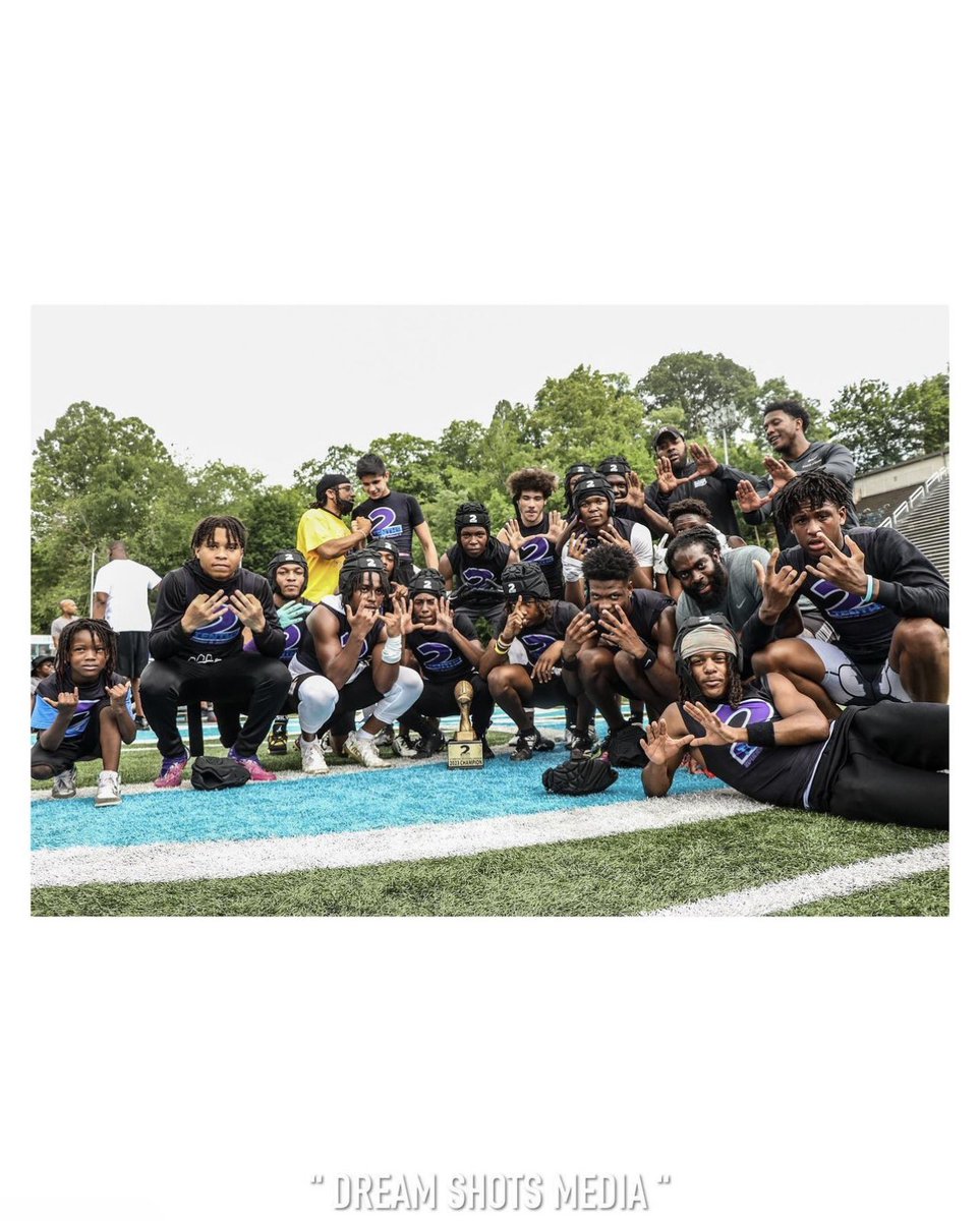 usoquis's tweet photo. Mannn it’s been a long time coming SENIOR season almost doesn’t sound real but at least I could do it one last time with my brothers @maxqureshi8 @xair7_stevenson @BoyboyyC @AmareGee1_ @PaulHelvy_ @usofootball @wpialsportsnews @PA_TodaySports 
https://t.co/W9qPZg4RaN https://t.co/EWVGQjPu0w