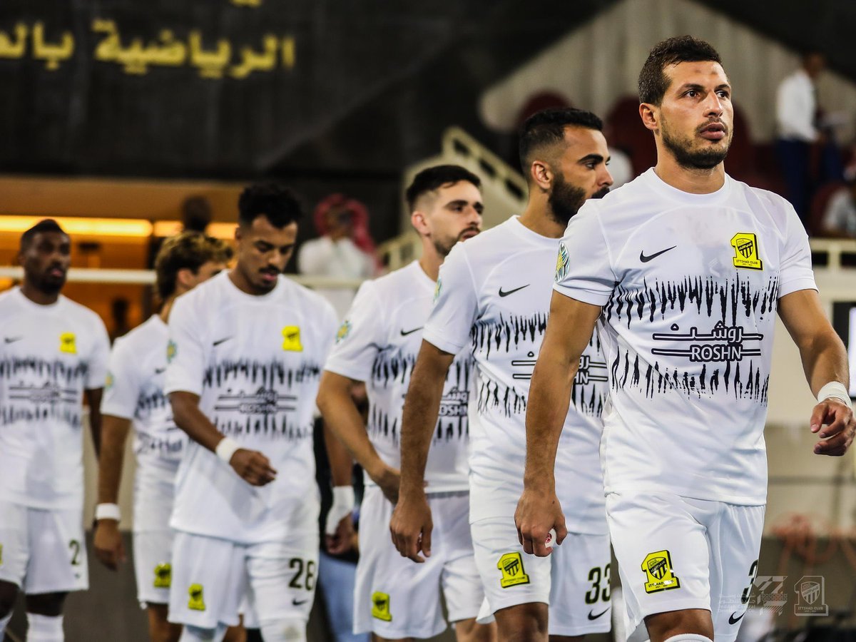 ahmadassiri1's tweet photo. كم لاعب يعلم انه سيغادر و يقدم ١٠٠٪ من مستواه في مباراة بدنية من هذا النوع ؟

قلة و انت منهم .. تحية كبيرة لطارق حامد على كل لحظة مثل فيها الاتحاد .. بعيداً عن هراء تويتر ستبقى تجربتك مع الاتحاد تتويج لمسيرتك الكبيرة المليئة بالذهب ..

@TarrekHameed https://t.co/W0UJ5rdmdQ