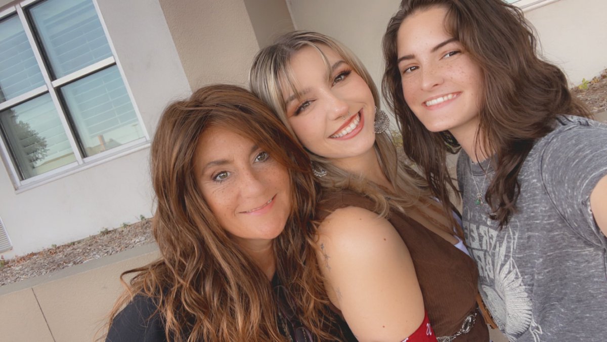 AmyJackLeslie's tweet photo. Greta Van Fleet with the girls! https://t.co/81DUdEphS0