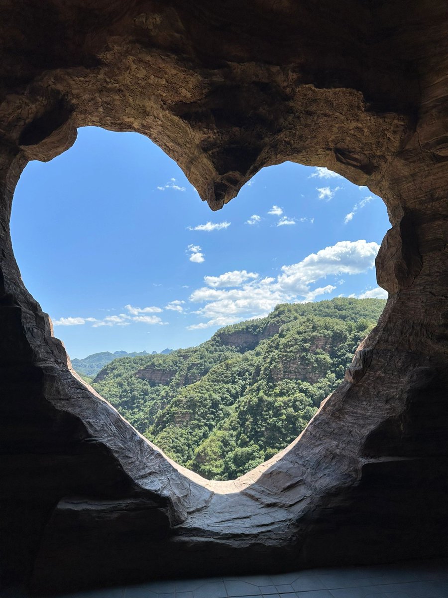 daversifier's tweet image. Enjoying the sun is also a way to relax and relieve stress. The sun's energy nourishes everything in the world and brings health and vitality to people. #blueskies #whiteclouds #hiking #enjoyment #beauty #NatureRepublic