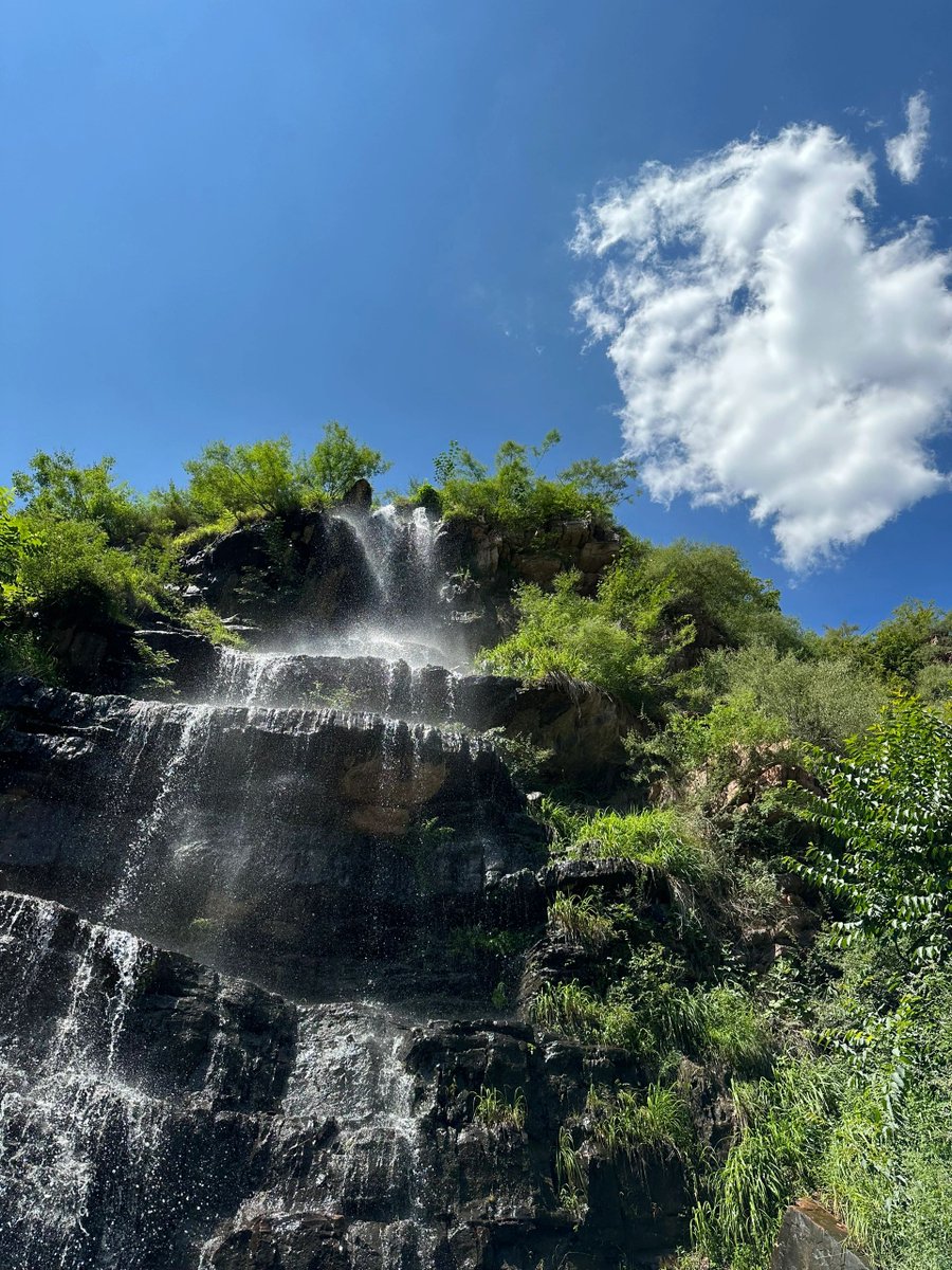 daversifier's tweet image. Enjoying the sun is also a way to relax and relieve stress. The sun's energy nourishes everything in the world and brings health and vitality to people. #blueskies #whiteclouds #hiking #enjoyment #beauty #NatureRepublic