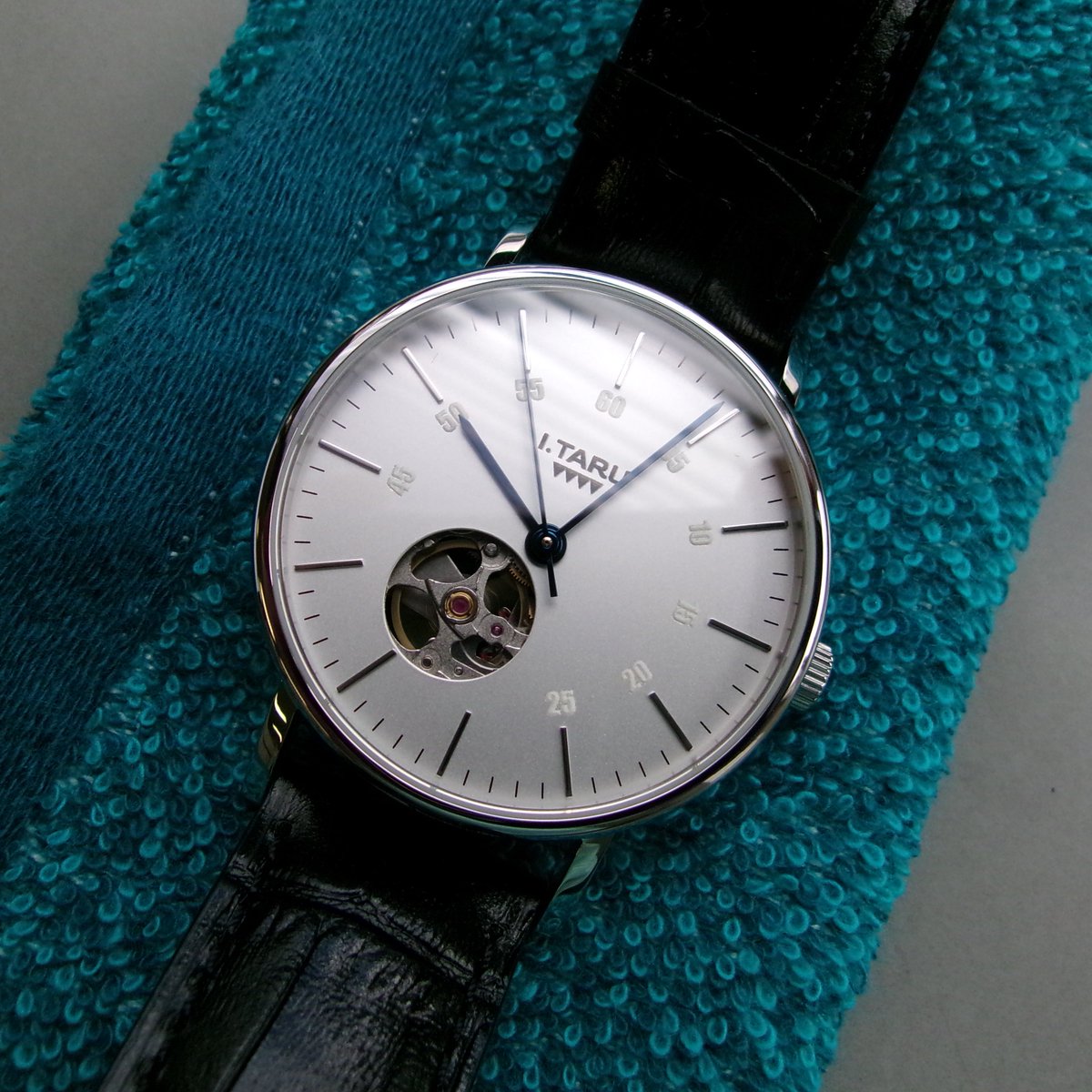 「製品がエレガントなのだからホームページをそれらしく改善するように」との声が多数ありました。海外クリエイター様の本音は厳し過ぎます😅

今できるこことは、今風に黒基調で整え写真と色調の映えを強調する程度でして…修正完了🙇‍♂️

製品のイメージをwebで出せるよう少しずつ改善を続けます。