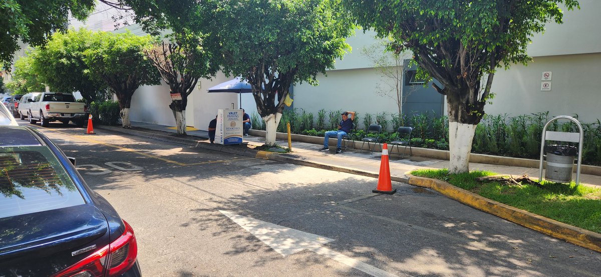 aldonus's tweet photo. En línea blanca sobre la calle Lincoln esquina.  Av. Vallarta @Medyarthros prohíbe que un carro se estacione. Tienen Valet Parking en espacio público sin pagar. Los del valet prepotentes. Imposible ya hacer uso de vía pública @Trafico_ZMG @GdlMovilidad @Poder_AG_GDL https://t.co/VlMTrhLQel