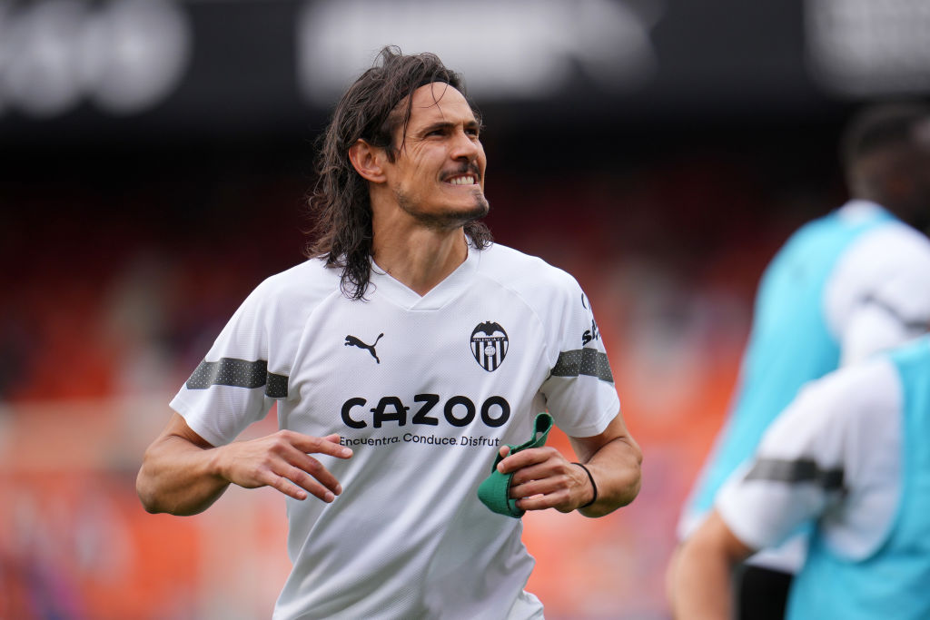 FabrizioRomano's tweet photo. Edinson Cavani, set to part ways with Valencia as the agreement on contract termination is imminent ⚪️🇺🇾

Cavani will be available as free agent but Boca Juniors already sent him formal proposal, talks are advanced; Boca hope to get it sealed soon 🟡🔵 https://t.co/9D3OwBEQxI