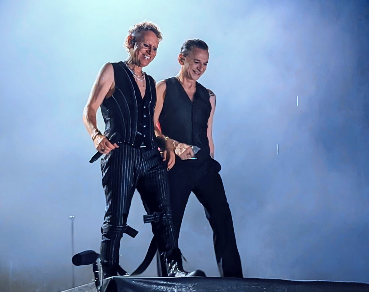 artliteram's tweet photo. Ploaie în luna lui #MartinGore și alte fotografii de la @depechemode https://t.co/Z5n0SP3dNA https://t.co/hIe2b73Tht