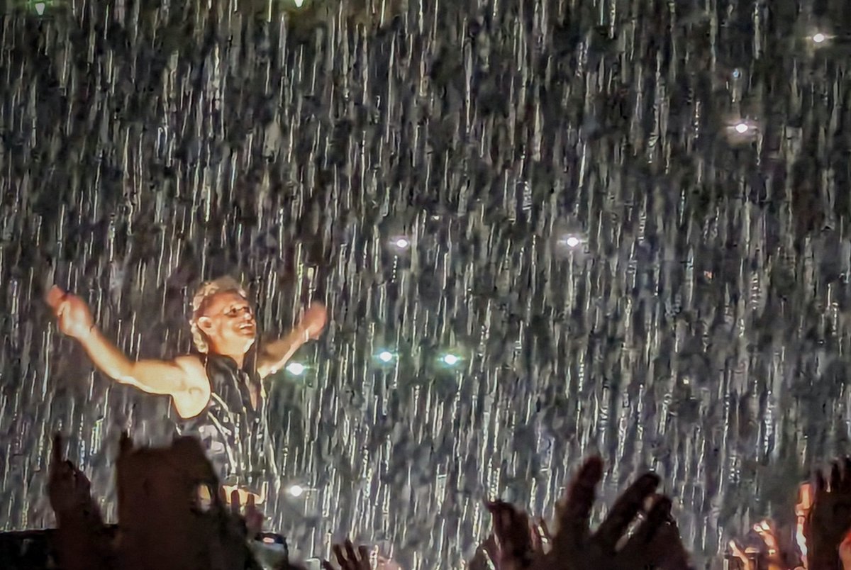 artliteram's tweet photo. Ploaie în luna lui #MartinGore și alte fotografii de la @depechemode https://t.co/Z5n0SP3dNA https://t.co/hIe2b73Tht