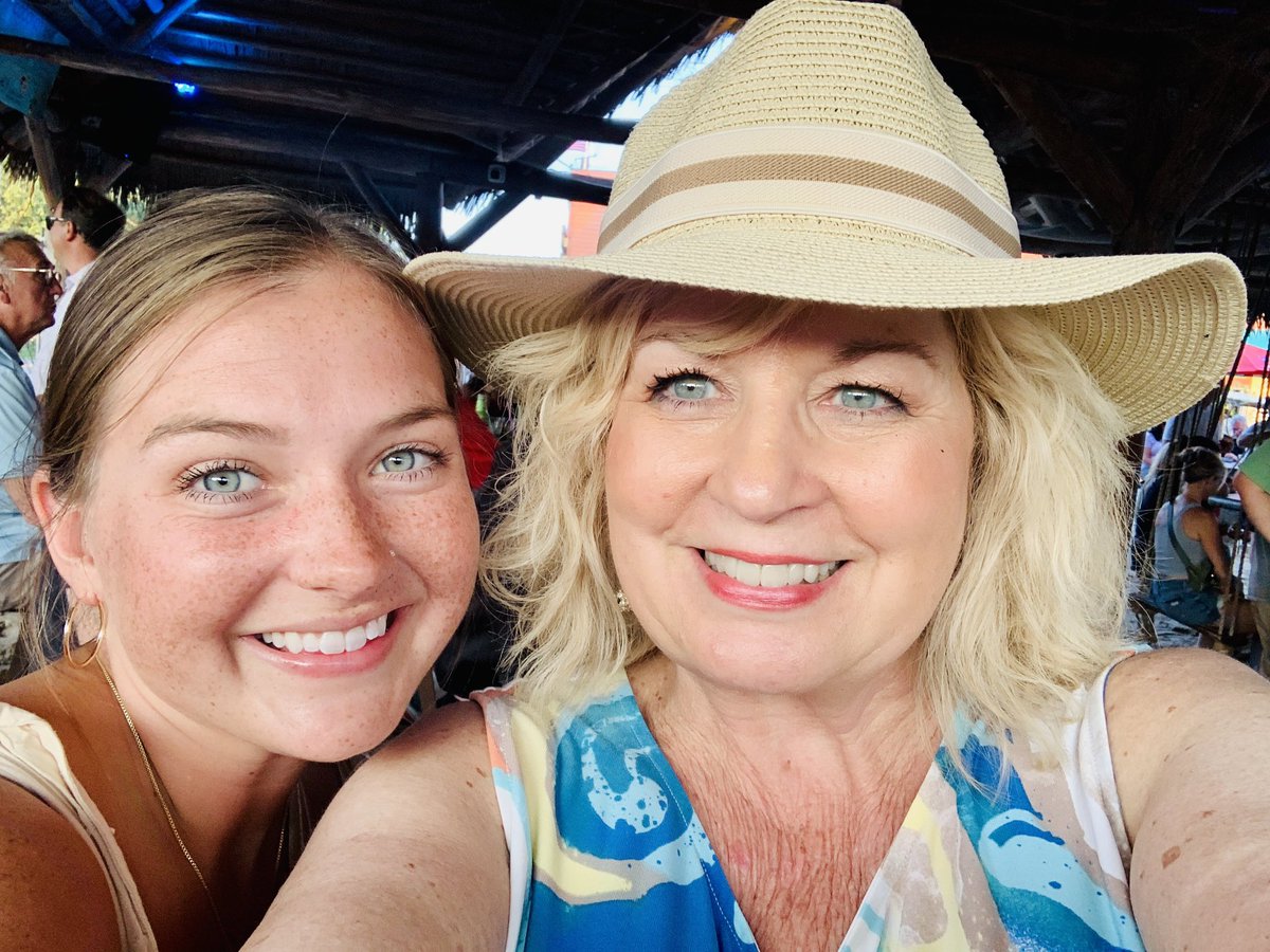belindakenley's tweet photo. Enjoying island time with school treasurers @saralittle7 #itishot https://t.co/Br9RnDG52Y